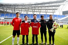 多米棋牌-成都蓉城训练开放日；今晚回应争议引欢呼；英超在即；团队化学反应显著(教学经验谈100篇)