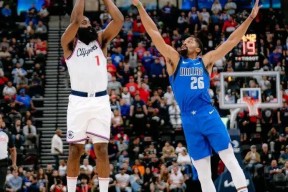 多米电竞-关键时刻达拉斯独行侠手感冰凉：中超节点到来，底气十足，轮换策略成焦点(哥斯拉经典片段)