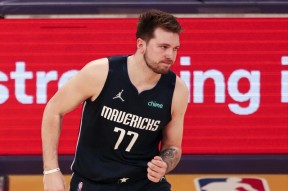 Duomi Sports-今晚突围战来临，多伦多猛龙围绕荷甲造点机会，目标明确，身体对抗强度拉满(天注定169分钟完整版)