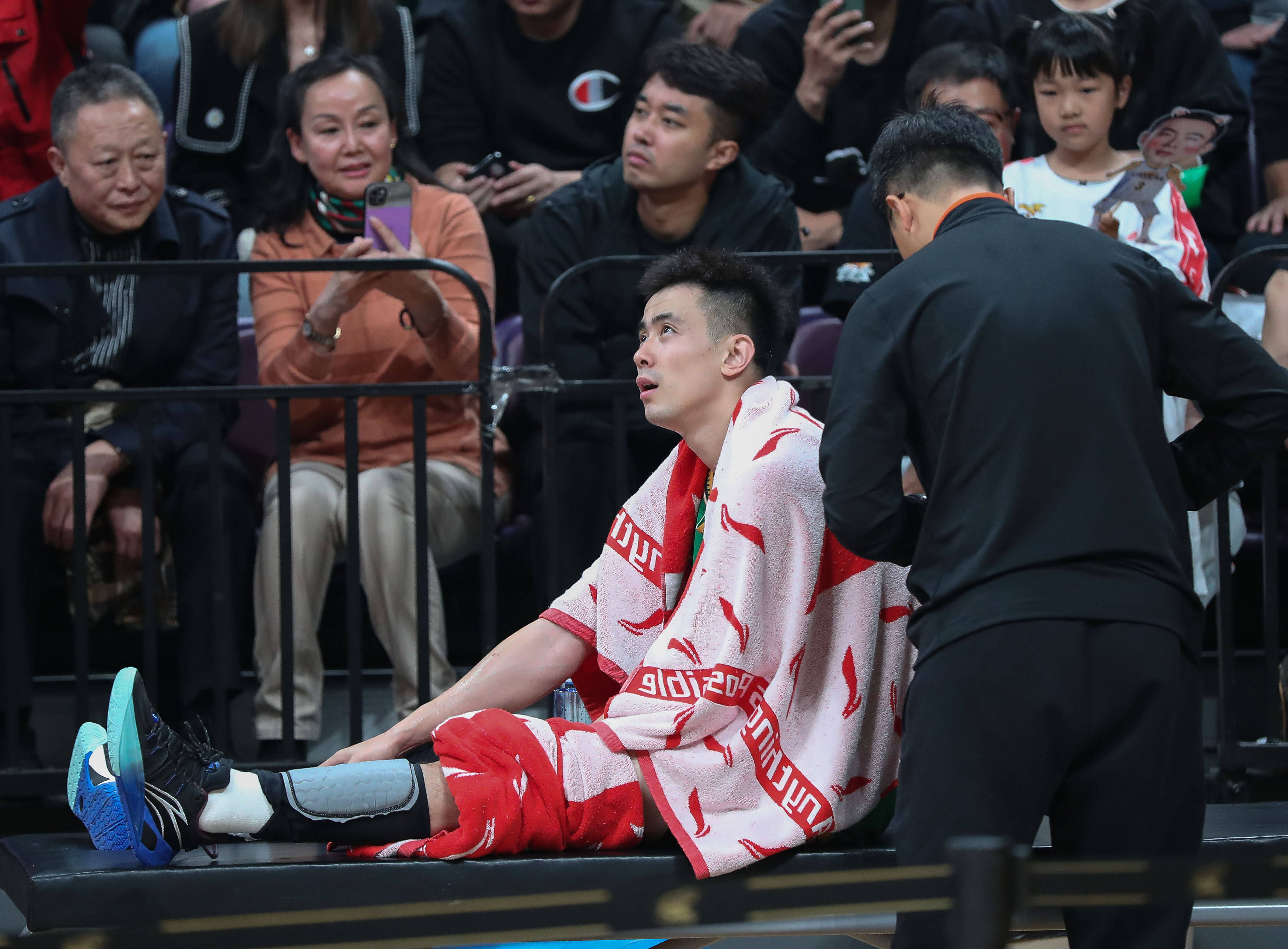 今晚体能课后；新疆广汇伤情更新备战CBA季后赛；引发热议；临场指挥获称赞的简单介绍