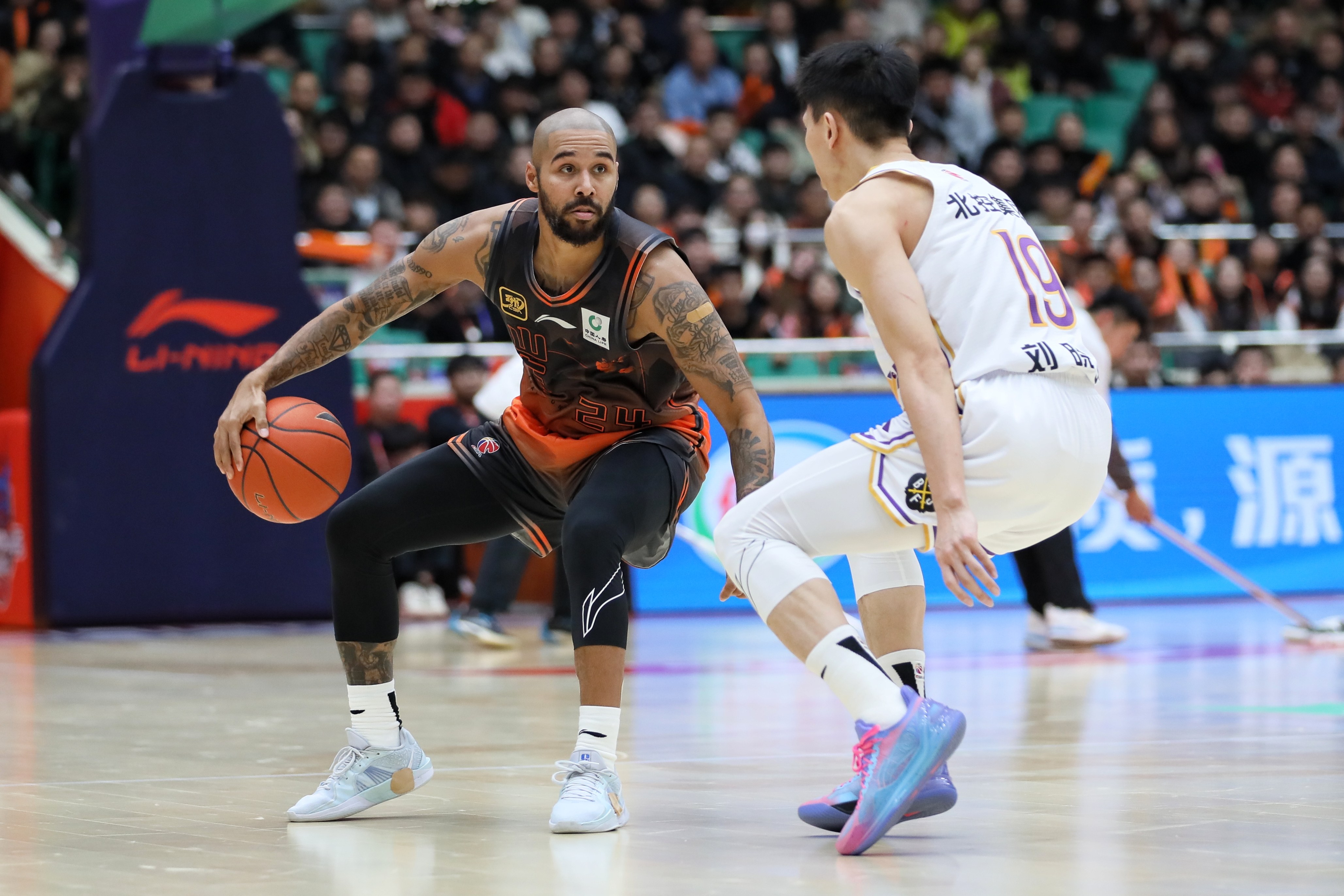 今晚体能课后；新疆广汇伤情更新备战CBA季后赛；引发热议；临场指挥获称赞的简单介绍