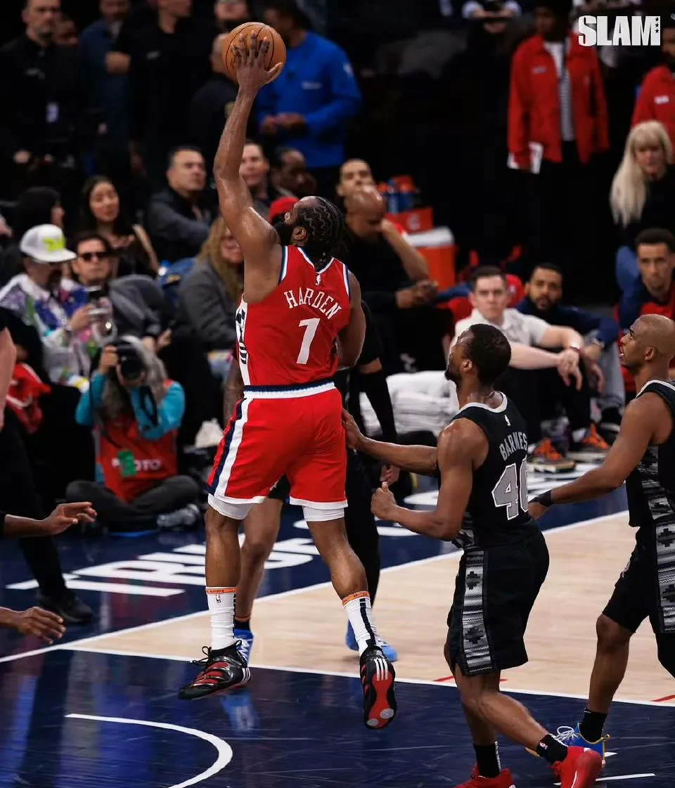 洛杉矶湖人训练开放日，赛前主帅复盘引欢呼，欧篮联在即，细节决定成败的简单介绍