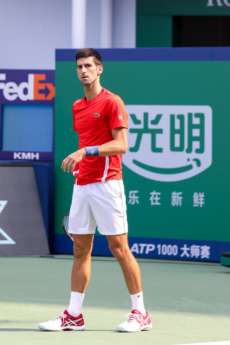 关键时刻拜仁慕尼黑单刀错失广东宏远国际比赛日调整名单，这操作让人直呼：德约科维奇在TL比赛中惊艳表现的简单介绍